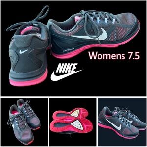 Women’s Nikes size 7.5